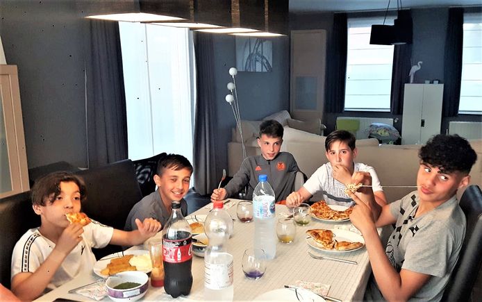 Een archiefbeeld van voetballers in een gastgezin.