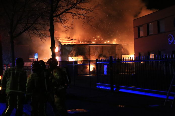 Uitslaande brand bij autobedrijf in Helmond.
