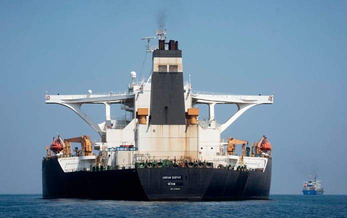 De Iraanse olietanker Adrian Darya 1, die wekenlang werd vastgehouden voor de kust van Gibraltar en door de Verenigde Staten op een zwarte lijst geplaatst is, is aangekomen voor de haven van Tartous in Syrië.