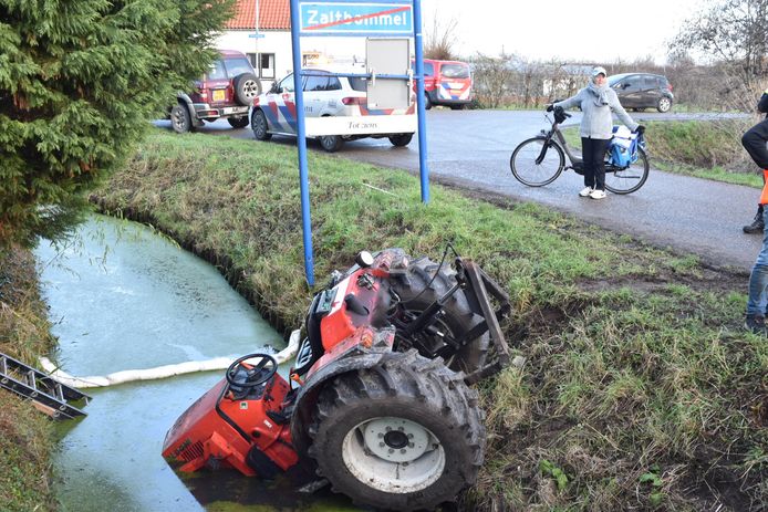 Een tractor is donderdagmiddag in de sloot beland in Zaltbommel.