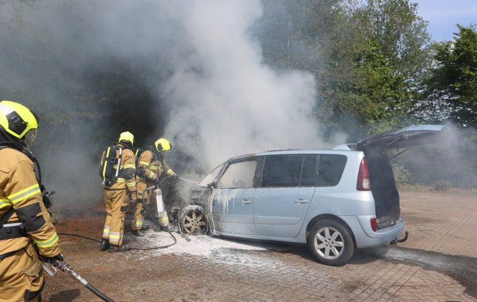 Een auto heeft zondagochtend rond 10.50 uur vlam gevat op het parkeerterrein van de Kikvorsch in Vught.