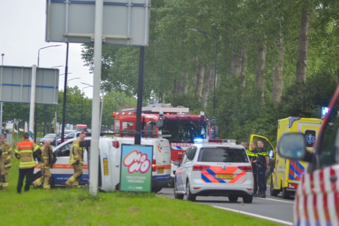 Bij een ongeval op de Edisonweg in Alblasserdam is donderdagochtend een auto gekanteld.