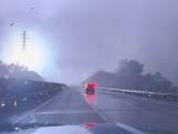 Frayeur sur l'autoroute: une tornade fait jaillir des étincelles d'un poteau électrique à haute tension en Chine