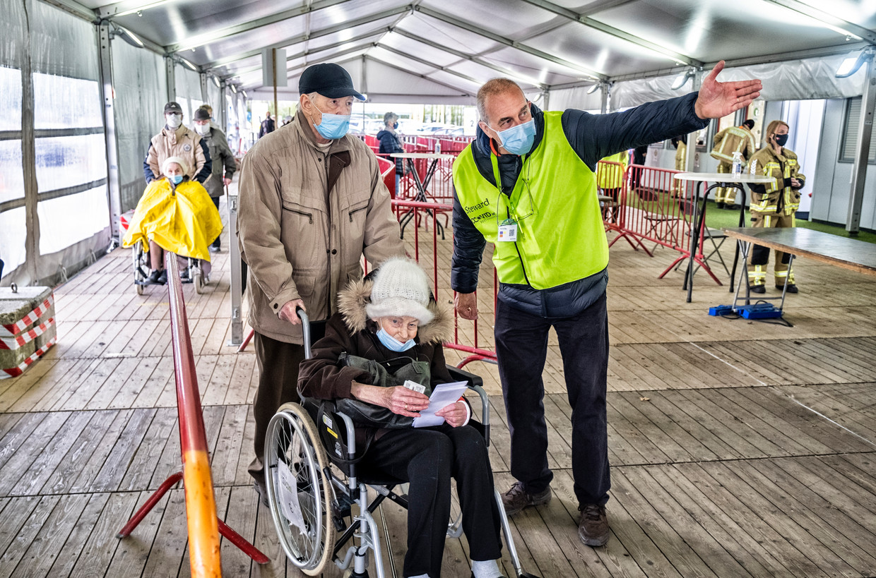 Het vaccinatiecentrum Spoor Oost  in Antwerpen draait op volle toeren. Voorlopig is niet uit te maken hoe goed de vaccins beschermen tegen de Indiase variant. Beeld Tim Dirven