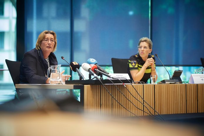 Burgemeester Wobine Buijs van de gemeente Oss (l) en teamchef van de politie Anke Jaspers tijdens de persconferentie over de dood van Arie den Dekker.