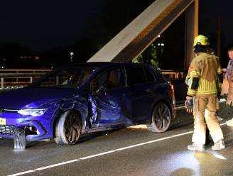 Ongeluk met twee auto’s op Jutphasebrug: één persoon gewond naar het ziekenhuis