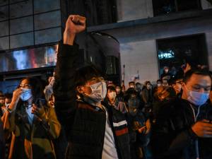 Manifestations historiques en Chine: un journaliste de la BBC “frappé par la police” à Shanghai