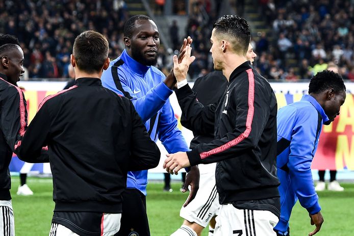 Een beeld uit de heenwedstrijd tussen Inter en Juventus: Romelu Lukaku en Cristiano Ronaldo begroeten elkaar voor de aftrap.