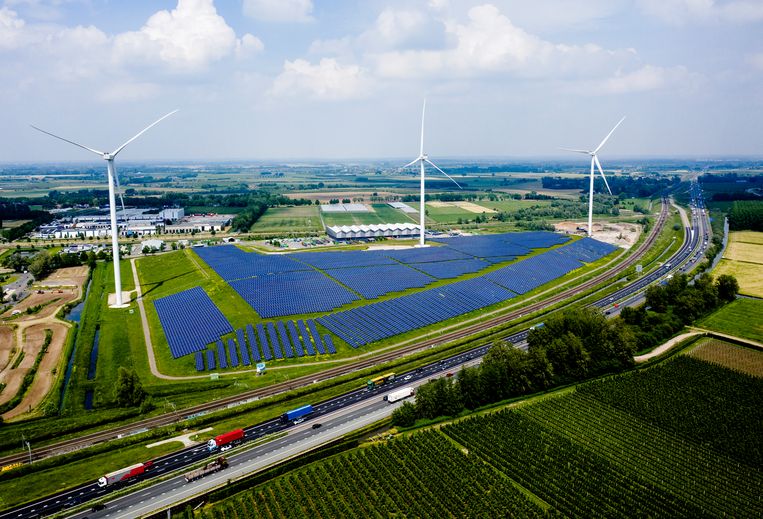 Dronefoto van zonnepark Avri langs de A15. Het park is met 34.000 zonnepanelen het grootste van Gelderland. Beeld Hollandse Hoogte /  ANP
