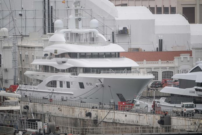 De Valerie ligt vast in de haven van Barcelona.