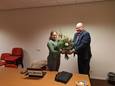 Bestuurslid Shqipe Lajqi krijgt bij haar afscheid bloemen van voorzitter Fred Plateijn.