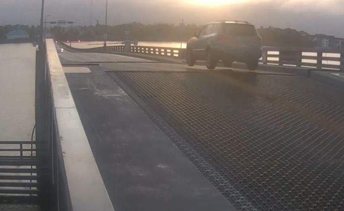 Un SUV saute un pont-levis en Floride | Vidéo 