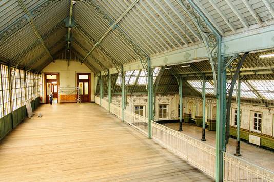 De impossante art nouveaufeestzaal beschikt ook over een zeer ruime mezzanine.