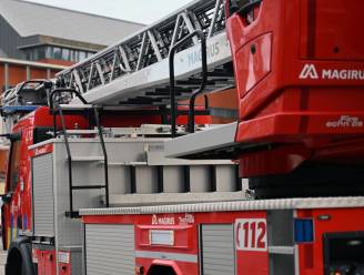 Stapel organisch afval vat vlam door felle zon en slaat over op houten trap