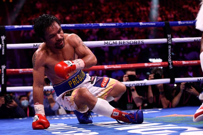 Levende legende Manny Pacquiao gaat in de tiende ronde naar de grond.