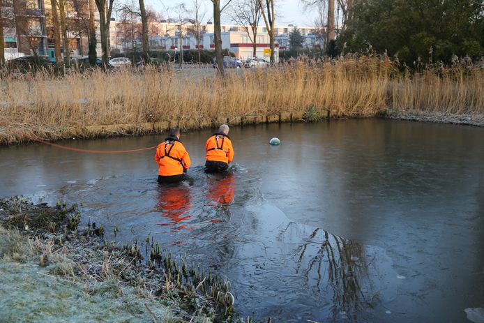 De brandweer moest zoekslagen maken door het ijs om te kijken of er ook nog iemand in het water lag.