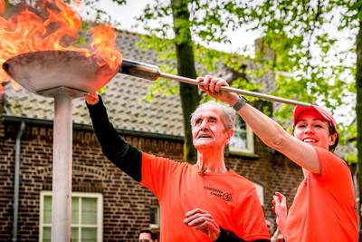 Na reis van 90 kilometer is bevrijdingsvuur in Chaam: 87-jarige Jan ontsteekt vlam