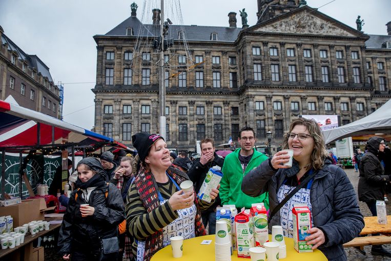 Boeren bieden Amsterdammers een gratis lunch aan op de Dam.  Beeld Jean-Pierre Jans