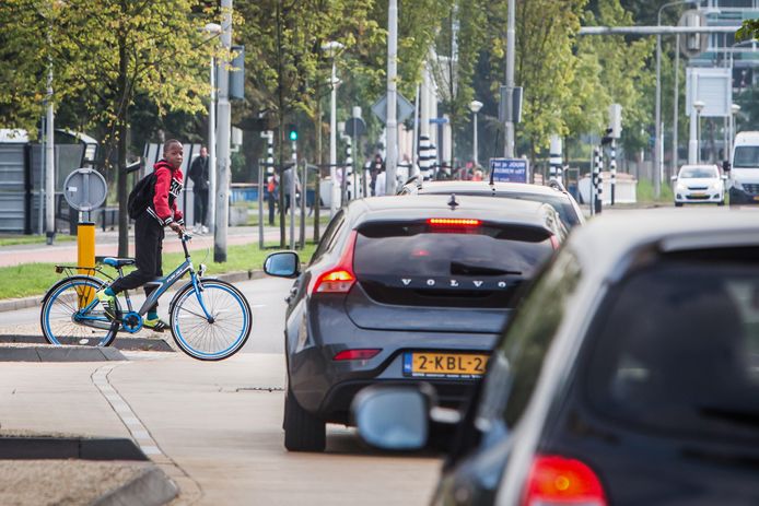 De Van Randwijcklaan in Amersfoort is één van de wegen waar kinderen relatief veel ongelukken krijgen.