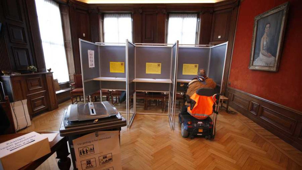 Een stemlokaal wordt gereed gemaakt voor de gemeenteraadsverkiezingen. Beeld anp