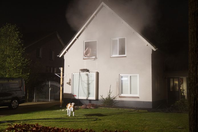 Bij een brand aan de Mommersteeg in Haarsteeg heeft een huis grote schade opgelopen.