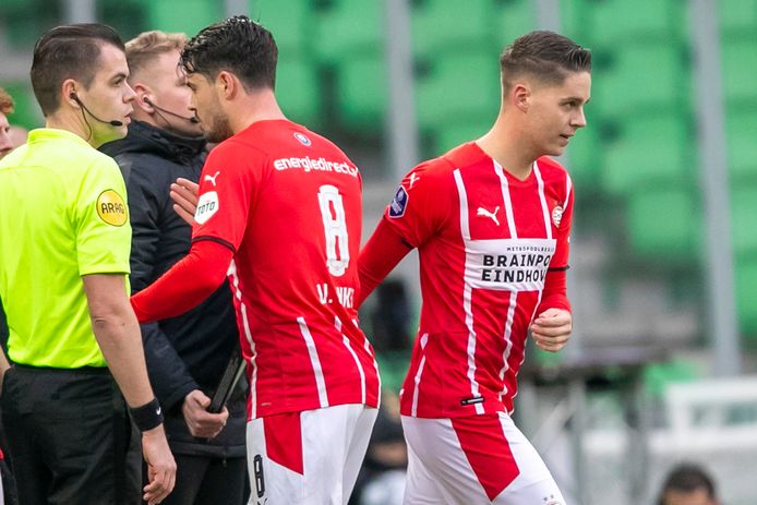 Joey Veerman (r) maakt zijn debuut voor PSV.