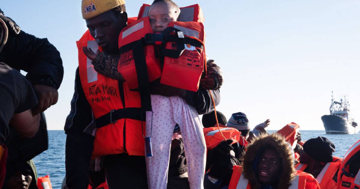 Береговая охрана Италии пытается спасти 1200 человек в море |  снаружи