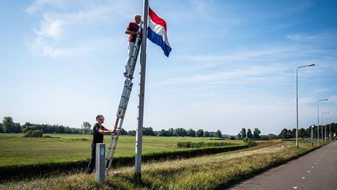 Henk protesteert tegen omgekeerde vlag en hangt nationale driekleur aan lantaarnpalen langs provinciale weg