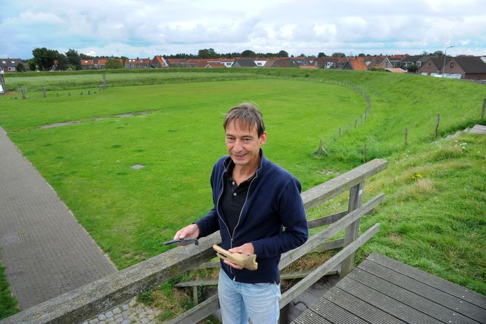 Bernard Meijlink op de Karolingenburg bij Oost-Souburg. De kam en de schaats in zijn handen komen niet daarvandaan, maar stammen wel uit dezelfde tijd.