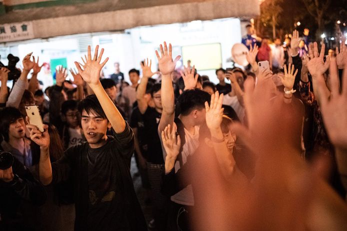 Aanhangers van het pro-democratiekamp juichen wanneer een pro-Peking-kandidaat zijn zetel verliest.