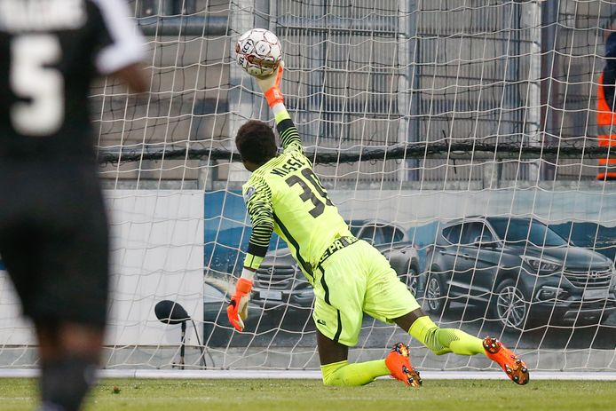Doelman Niasse in actie tijdens de play-off 2-wedstrijd tegen Antwerp.