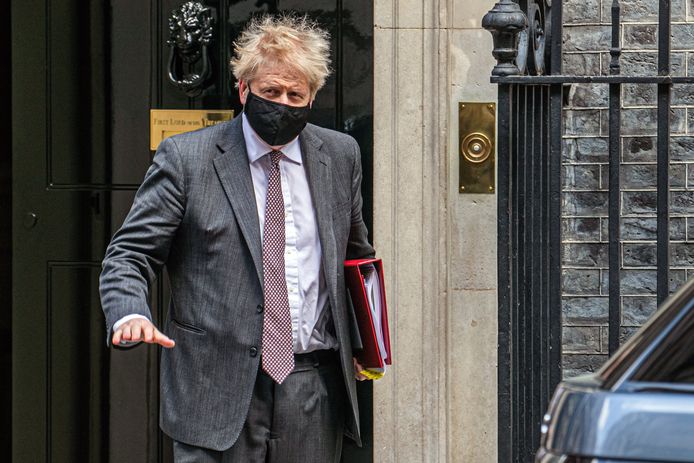 De Britse premier Boris Johnson bij het verlaten van Downing Street 10