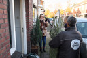 Medewerkers van kringloopwinkel Het Goed leveren de kerstboom af bij het huis van Janny Overink. Haar vriendin Wilma Escobosa hing een kerstwens voor haar in de boom bij de kringloopwinkel en neemt hier de boom voor haar in ontvangst.