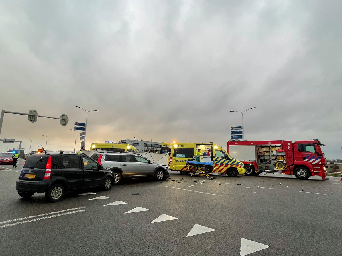 Dode bij ernstig ongeluk met drie auto’s in Zaltbommel Foto