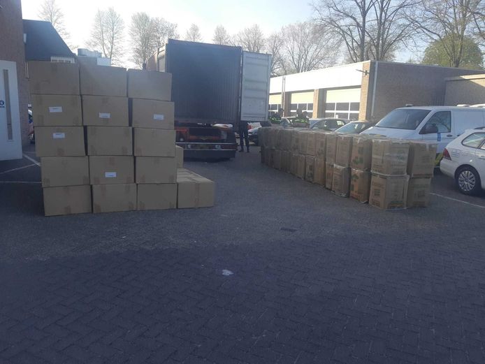 Het afvoeren van de vele dozen hennep in Zutphen was een flinke klus.