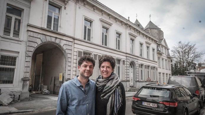Bas Ghyselen en An Van Ammel, bij het pand in de Groeningestraat 4 waar ViEr ingericht wordt. Links zie je Bersacques Poortje, de toegang naar het restaurant.
