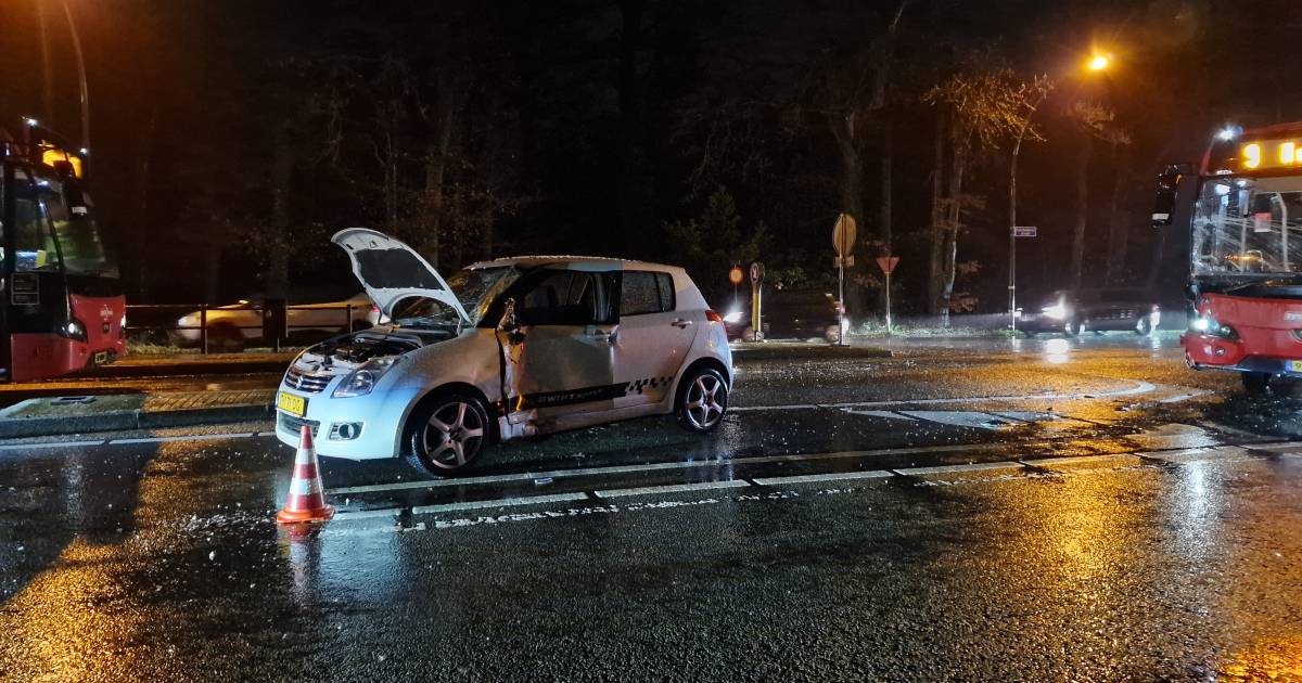 Ongeval met lijnbus op Enschedestraat in Hengelo: zeker één persoon gewond.