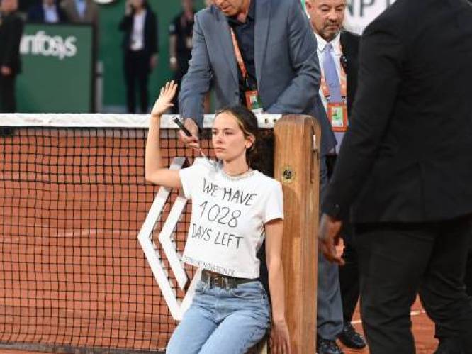 Klimaatactiviste ketent zichzelf vast aan net tijdens halve finale op Roland Garros