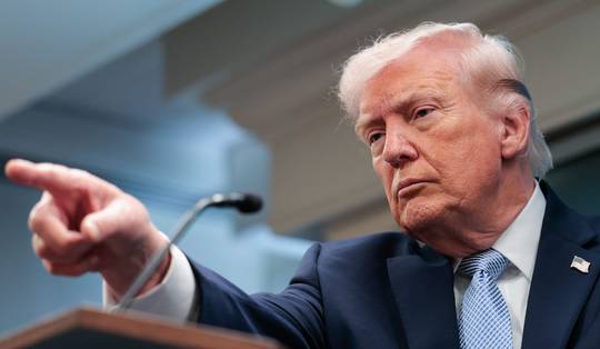 Trump: ‘Amerikaanse marine zal de Straat van Hormuz blokkeren’ • Iraanse Revolutionaire Garde dreigt vijanden in ‘dodelijke draaikolk’ te lokken