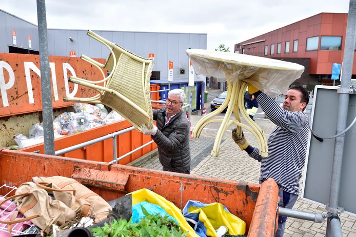 Archieffoto, inwoners gooien hun afval weg bij het afvalbrengstation in Bodegraven.