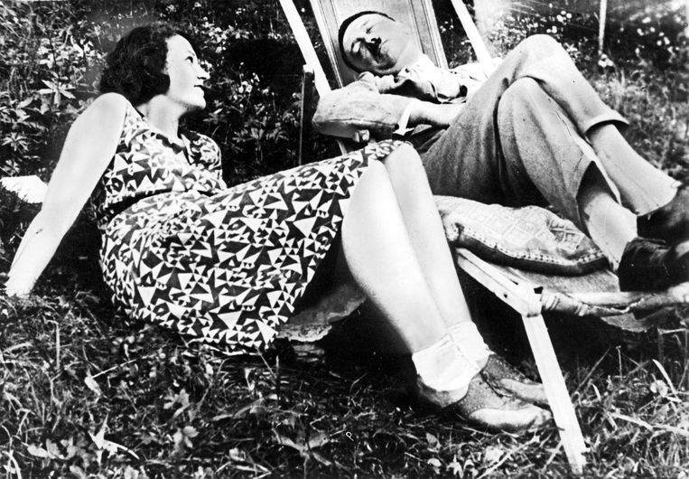 Er is een reeks naakttekeningen van de hand van Hitler bewaard, die een vrouw tonen die zeer veel gelijkenissen vertoont met Geli Raubal, de dochter van zijn halfzus Angela. (Foto: met Geli Raubal.) Beeld SZ Photo
