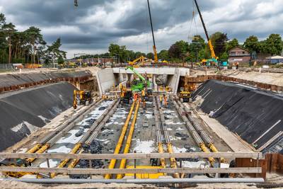 Hydraulische pompen duwen de tunnelbak in Rijen gestaag onder het spoor: ‘Dit is vandaag ons feestje