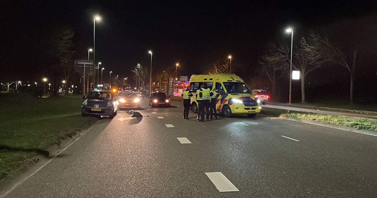 Voetganger zwaargewond na botsing met auto in Ede.