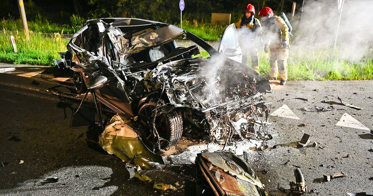 Ravage op weg na botsing auto op vrachtwagen, auto brandt uit.