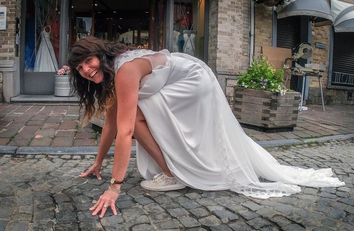 doorgaan Achtervoegsel Communicatie netwerk Bruidswinkel viert tiende verjaardag met ludieke Runaway Bride: lopen in  bruidskledij voor het goede doel | Ieper | hln.be