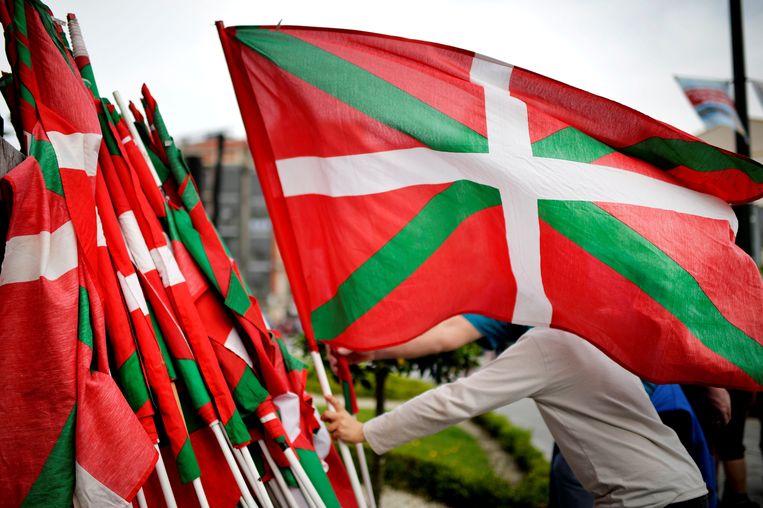 De vlaggen worden gestreken na een demonstratie in Bilbao op 21 april, voor een betere behandeling van Eta-gevangenen. Beeld REUTERS