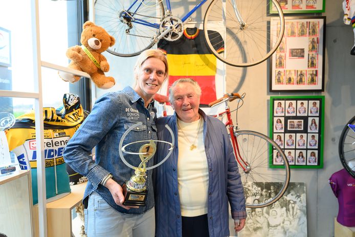 Ellen Van Loy (links) en Yvonne Reynders: twee straffe wielerdames die nu ambassadeur zijn van de tentoonstelling 'Koersvrouw'.
