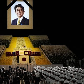 Ook op de begrafenis van de vermoorde premier splijt diens ultranationalisme het Japanse volk