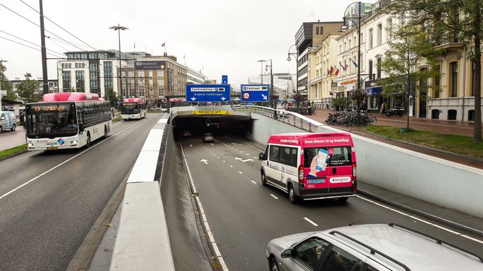 De Willemstunnel in het centrum van Arnhem is tot en met 29 augustus afgesloten in verband met onderhoud en het treffen van veiligheidsmaatregelen.