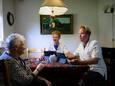 Annie Sand krijgt sinds kort hulp bij douchen en aankleden. Wijkverpleegkundige Nick en stagiaire Niels spraken na het zorgmoment de rapportage in.
